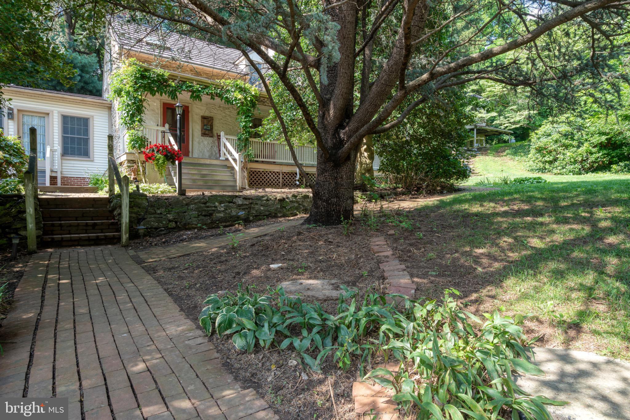 a view of a house with backyard