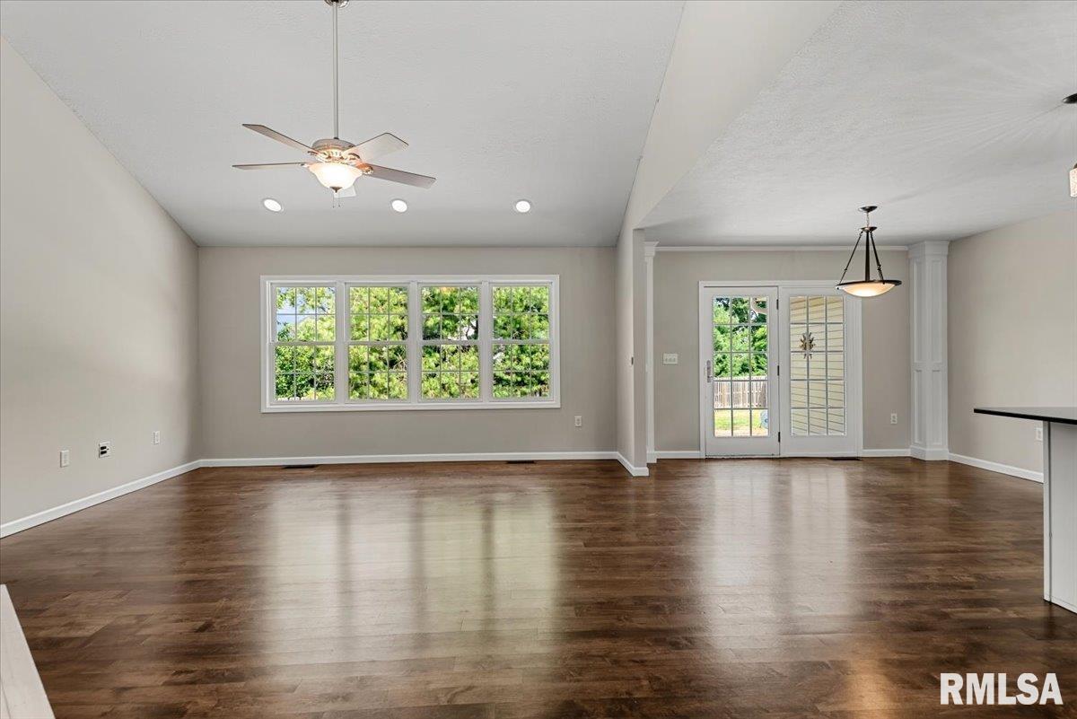 209 Huntington Road Chatham, IL 62629 - Photo 5 of 51
