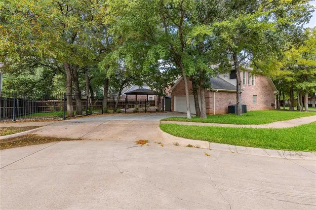 $2,900 | 2010 Marie Weldon Lane, Arlington, TX 76001