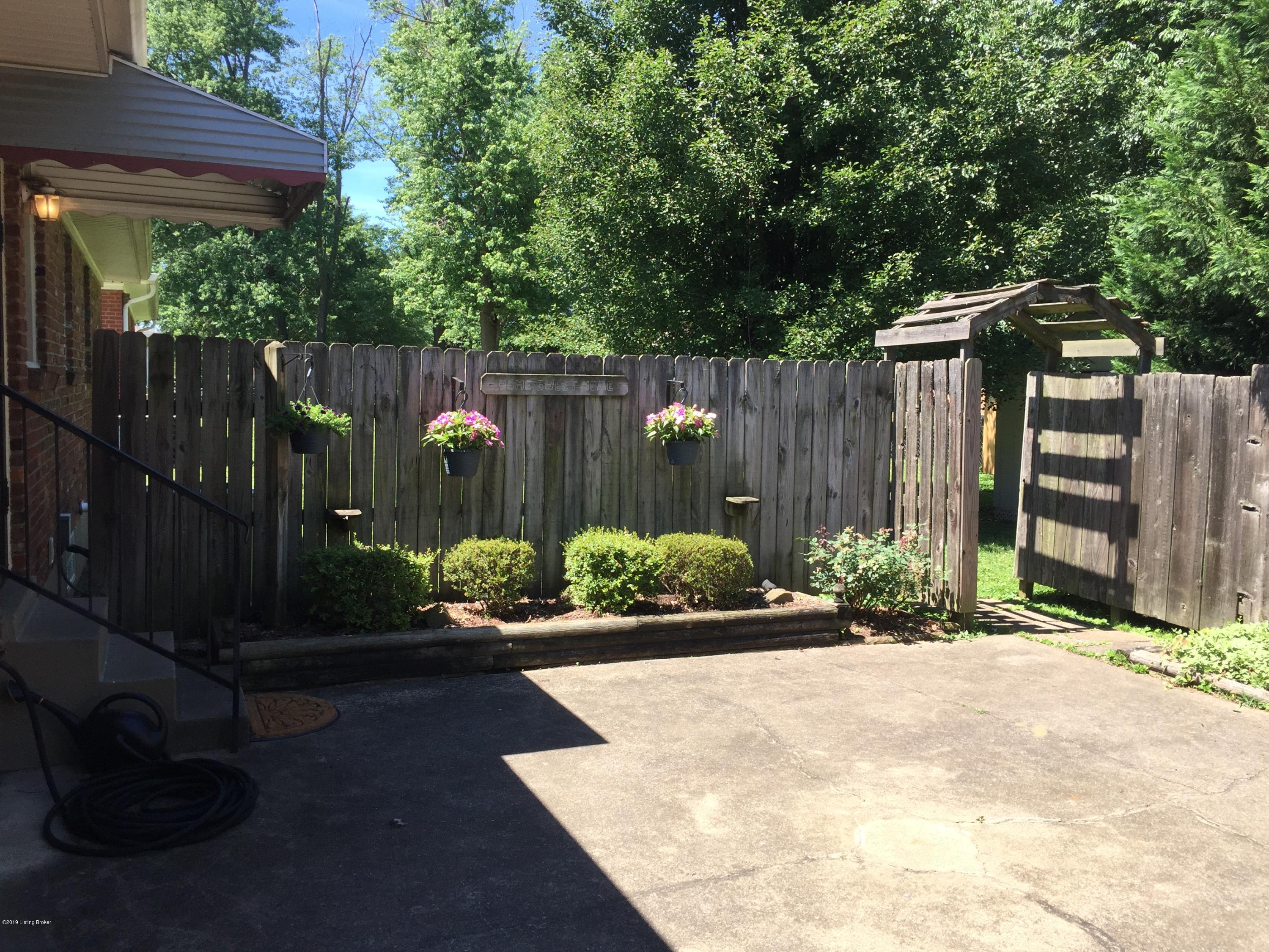 10808 Deering Road Louisville, KY 40272 - Photo 14 of 55 IMG_3365