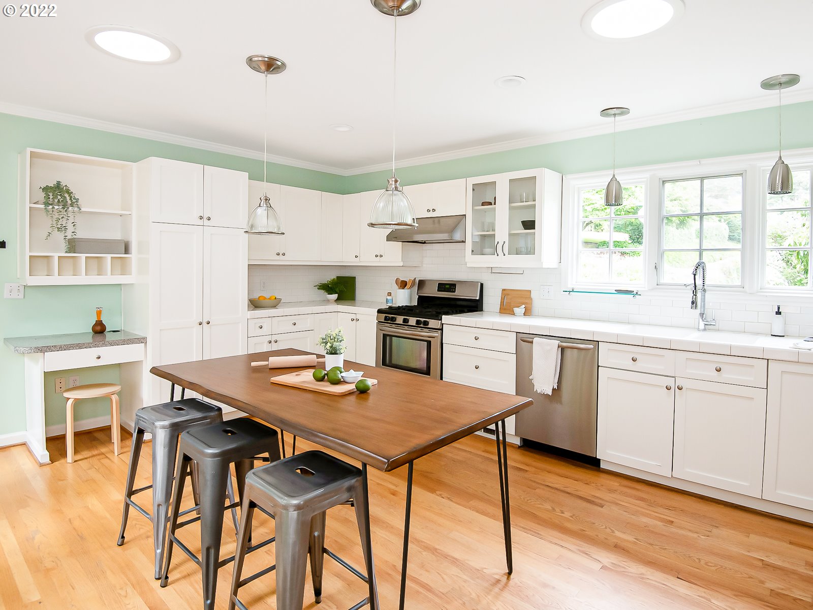 3085 Southwest Ridgewood Avenue Portland, OR 97225 - Photo 9 of 29 Gallery Image 9