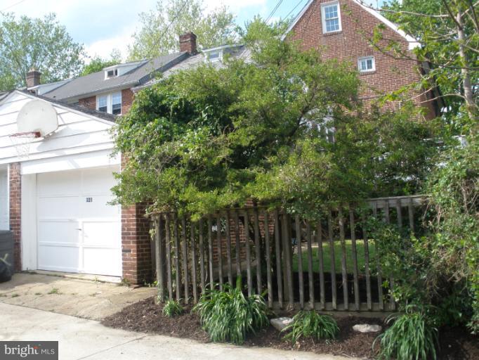 321 Dunkirk Road Baltimore, MD 21212 - Photo 25 of 30 a front view of a house with a garden