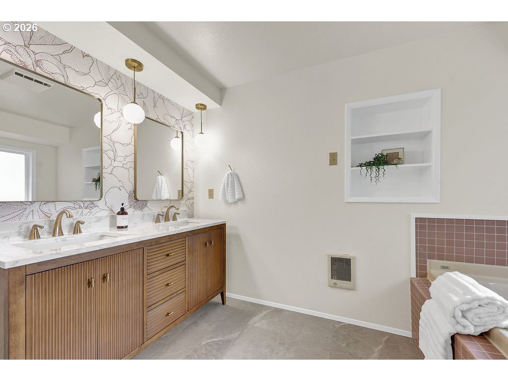 2372 South 22nd Court Florence, OR 97439 - Photo 20 of 33 a bathroom with a double vanity sink and a mirror