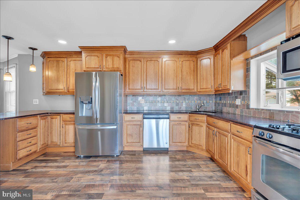 211 South Cedar Avenue Maple Shade, NJ 08052 - Photo 12 of 34 Oak cabinets and tile backsplash