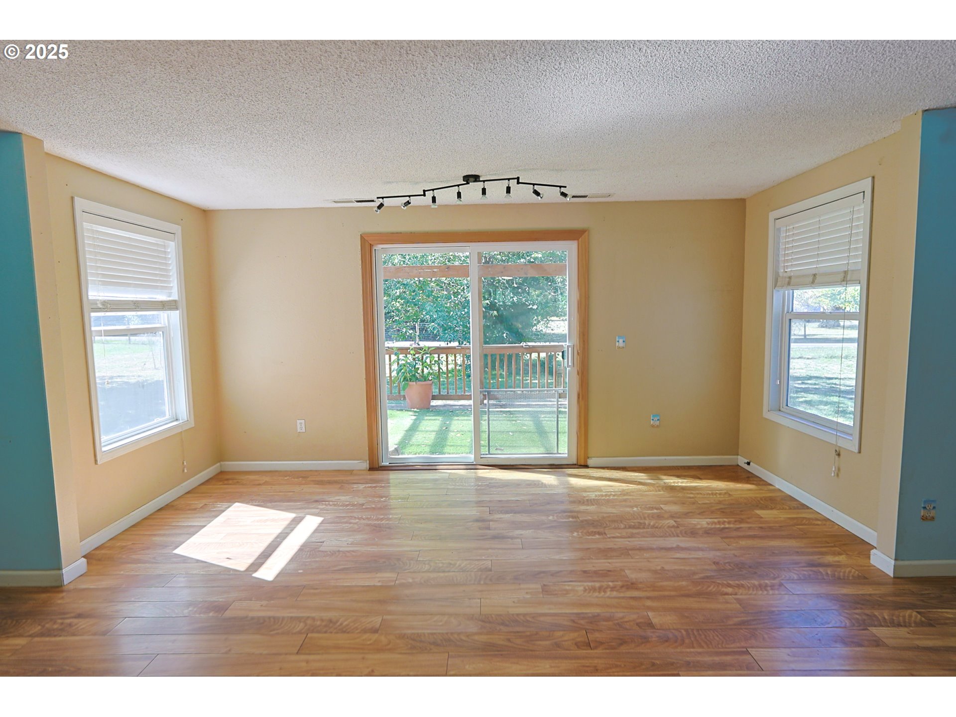 60031 Fairview Road Coquille, OR 97423 - Photo 11 of 48 Living Room