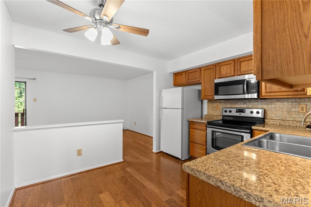 2332 Hidden Meadow Lane Ballwin, MO 63021 - Photo 3 of 28