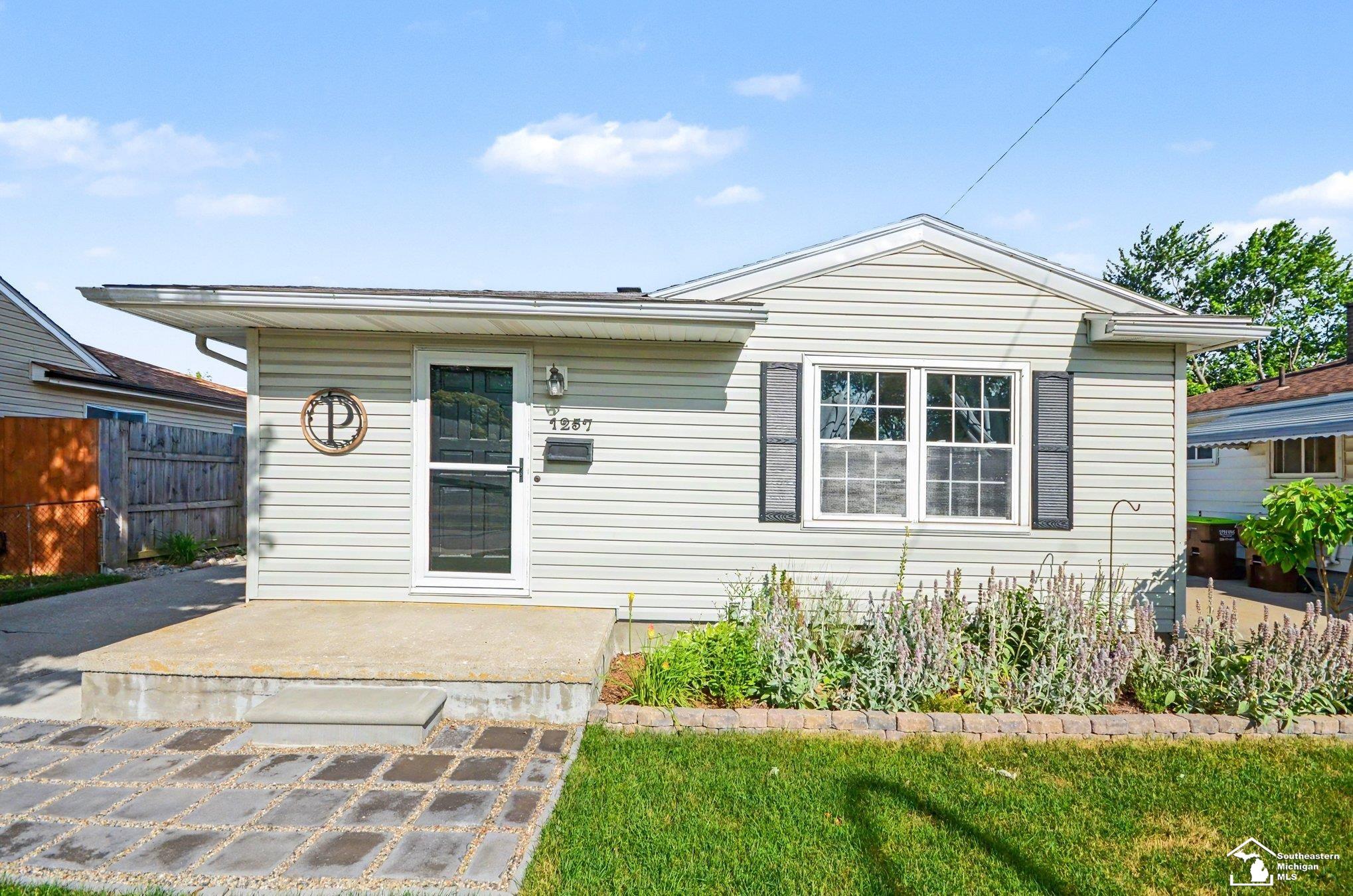 1257 Maple Boulevard Monroe, MI 48162 - Photo 3 of 24