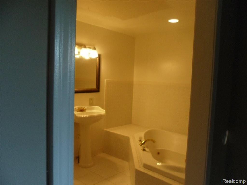 3254 Avalon Road Rochester, MI 48309 - Photo 8 of 20 Bath.jpg