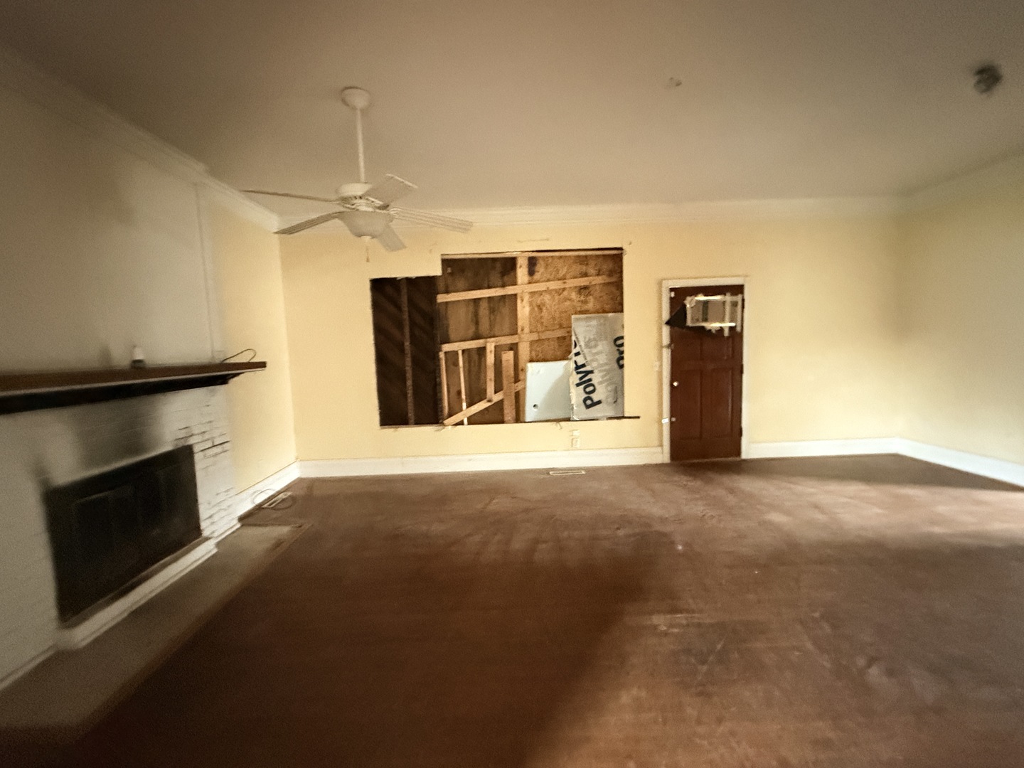 101 5th Street Carmi, IL 62821 - Photo 4 of 28 a view of a livingroom with a fireplace