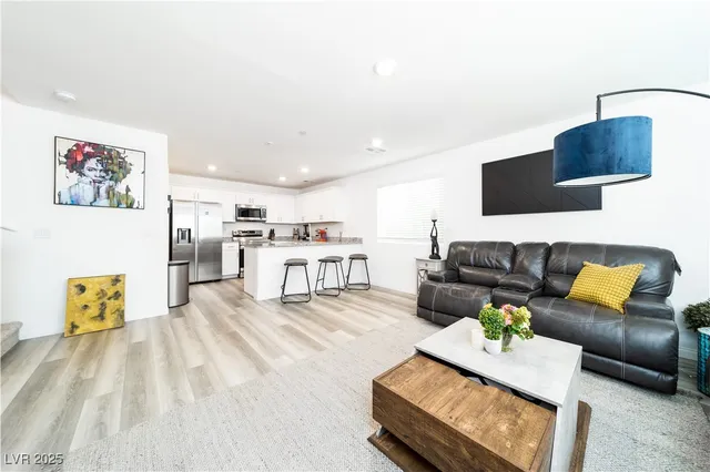 $2,950 | 2849 Desert Mosaic Lane, Unit 5, Las Vegas, NV 89183