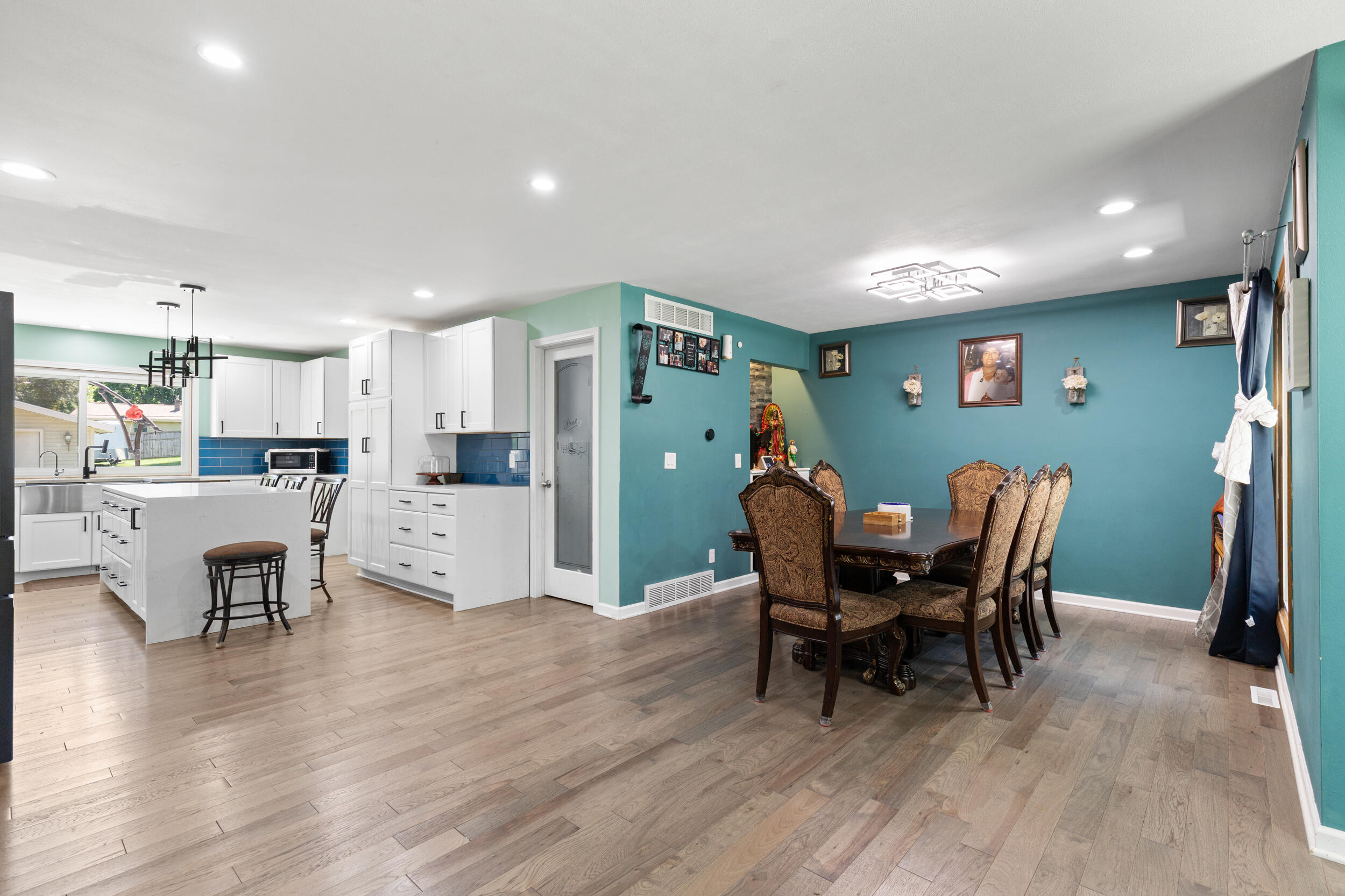 3290 South Johnson Road New Berlin, WI 53146 - Photo 9 of 34 Dining