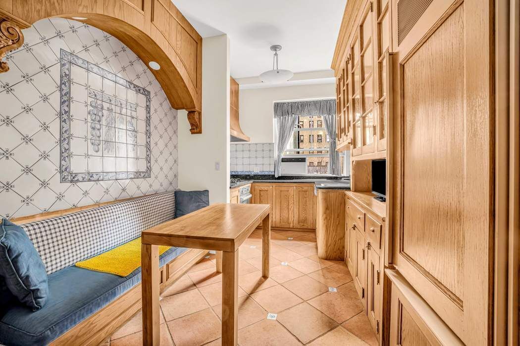 830 Park Avenue, Unit 5/6C Manhattan, NY 10021 - Photo 8 of 19 a very nice looking room with a large window