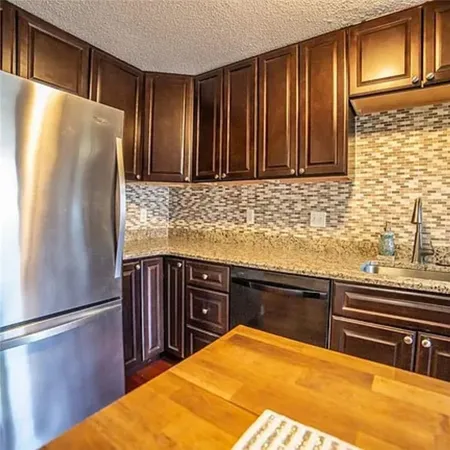 $3,000 | 66 Girard Avenue, Unit 215, Newport, RI 02840