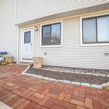 $3,000 | 66 Girard Avenue, Unit 215, Newport, RI 02840