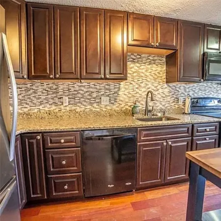 $3,000 | 66 Girard Avenue, Unit 215, Newport, RI 02840