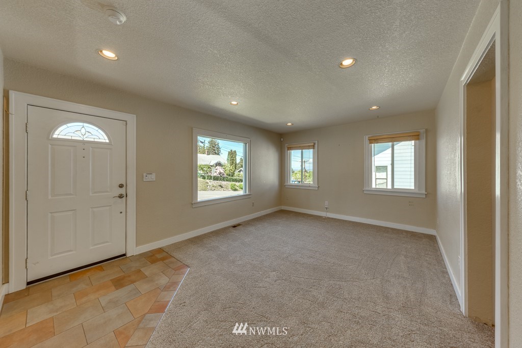 2308 Lowell Road Everett, WA 98203 - Photo 4 of 25