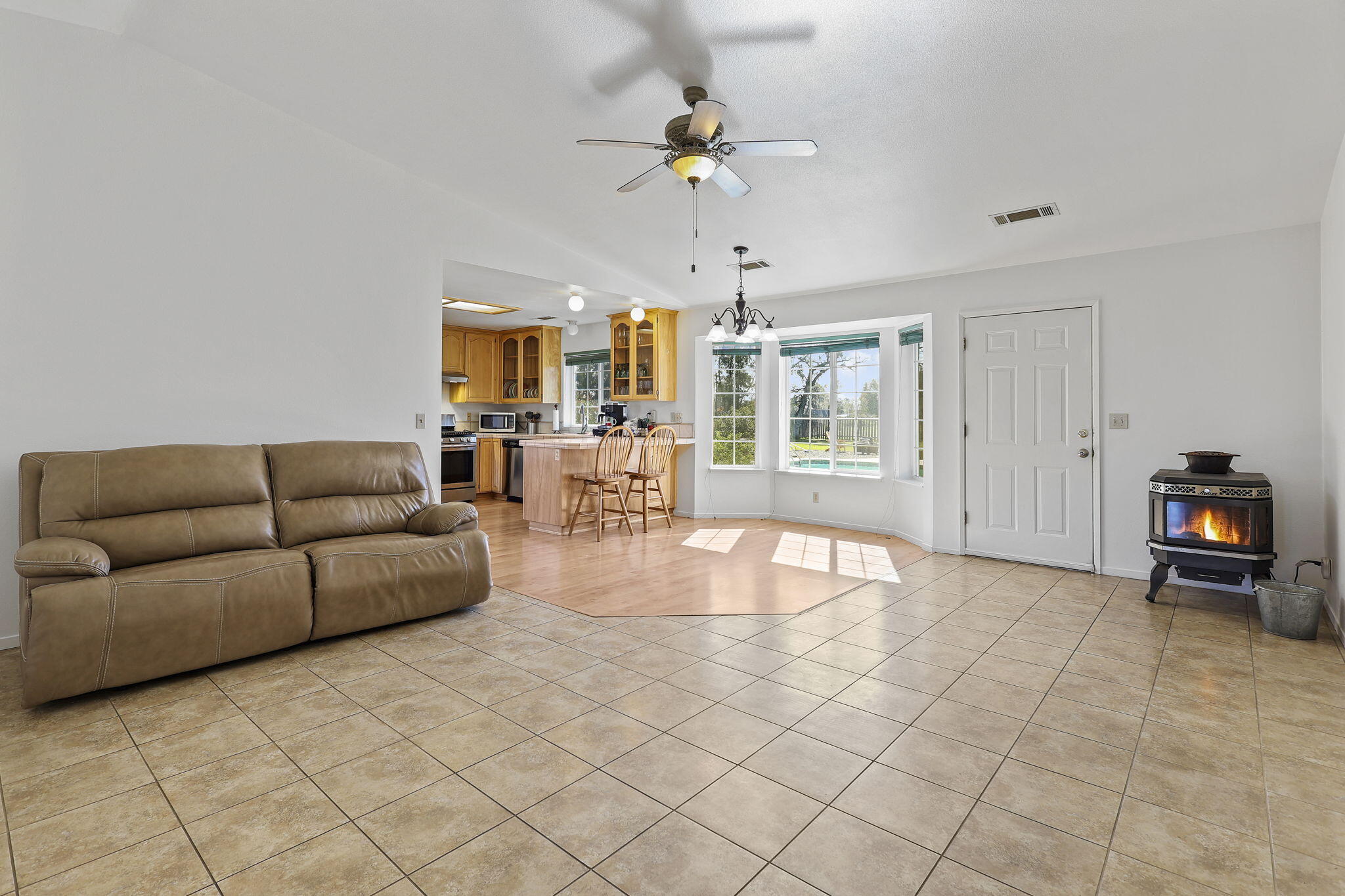 21715 Hidden Acres Road Redding, CA 96003 - Photo 10 of 51 17-web-or-mls-8Q0A7353