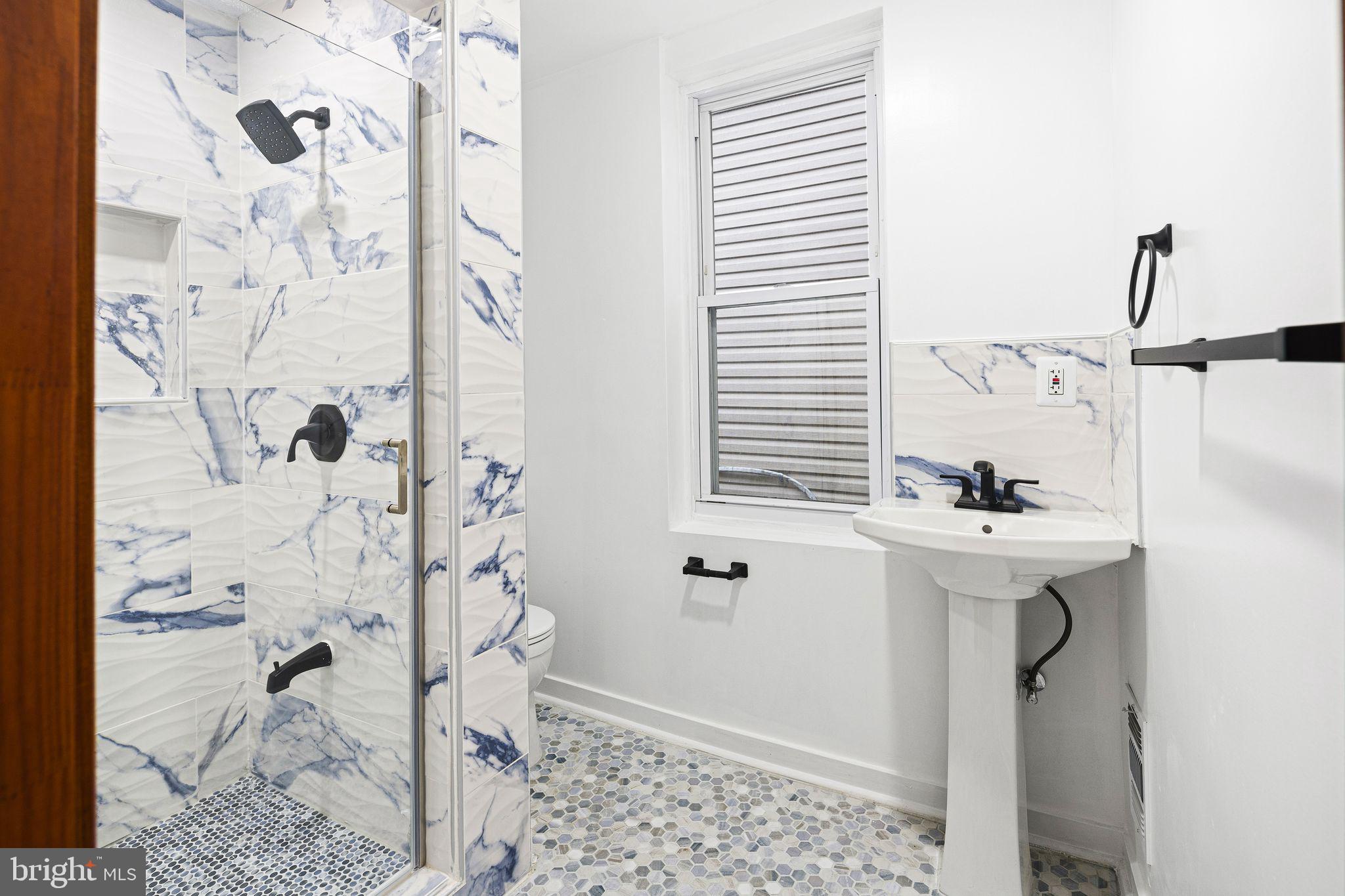 1216 South Bonsall Street Philadelphia, PA 19146 - Photo 16 of 24 Full Bathroom