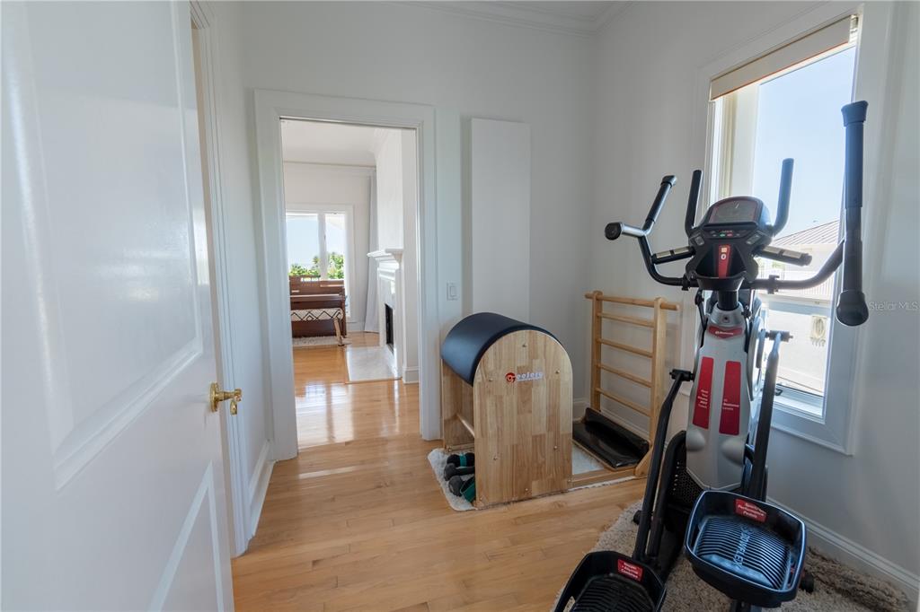 6060 Manasota Key Road Englewood, FL 34223 - Photo 33 of 54 a room with gym equipment