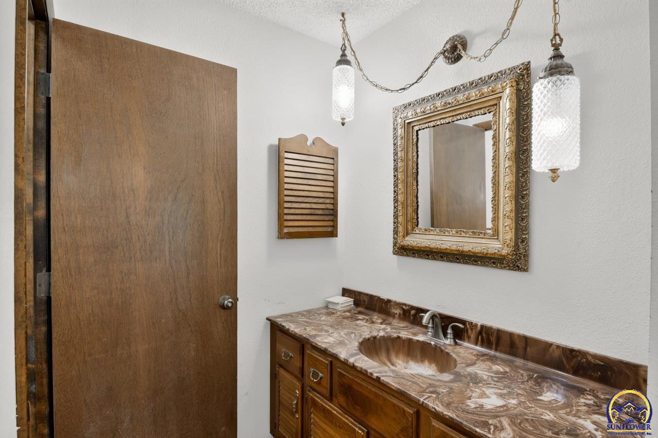 5701 Southwest Arrowhead Court Topeka, KS 66614 - Photo 20 of 36 Primary Bathroom