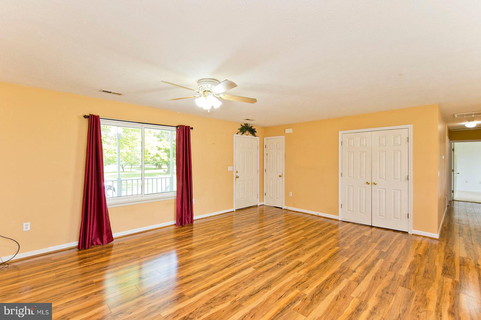 88 Howellsville Road Front Royal, VA 22630 - Photo 5 of 43 Living room