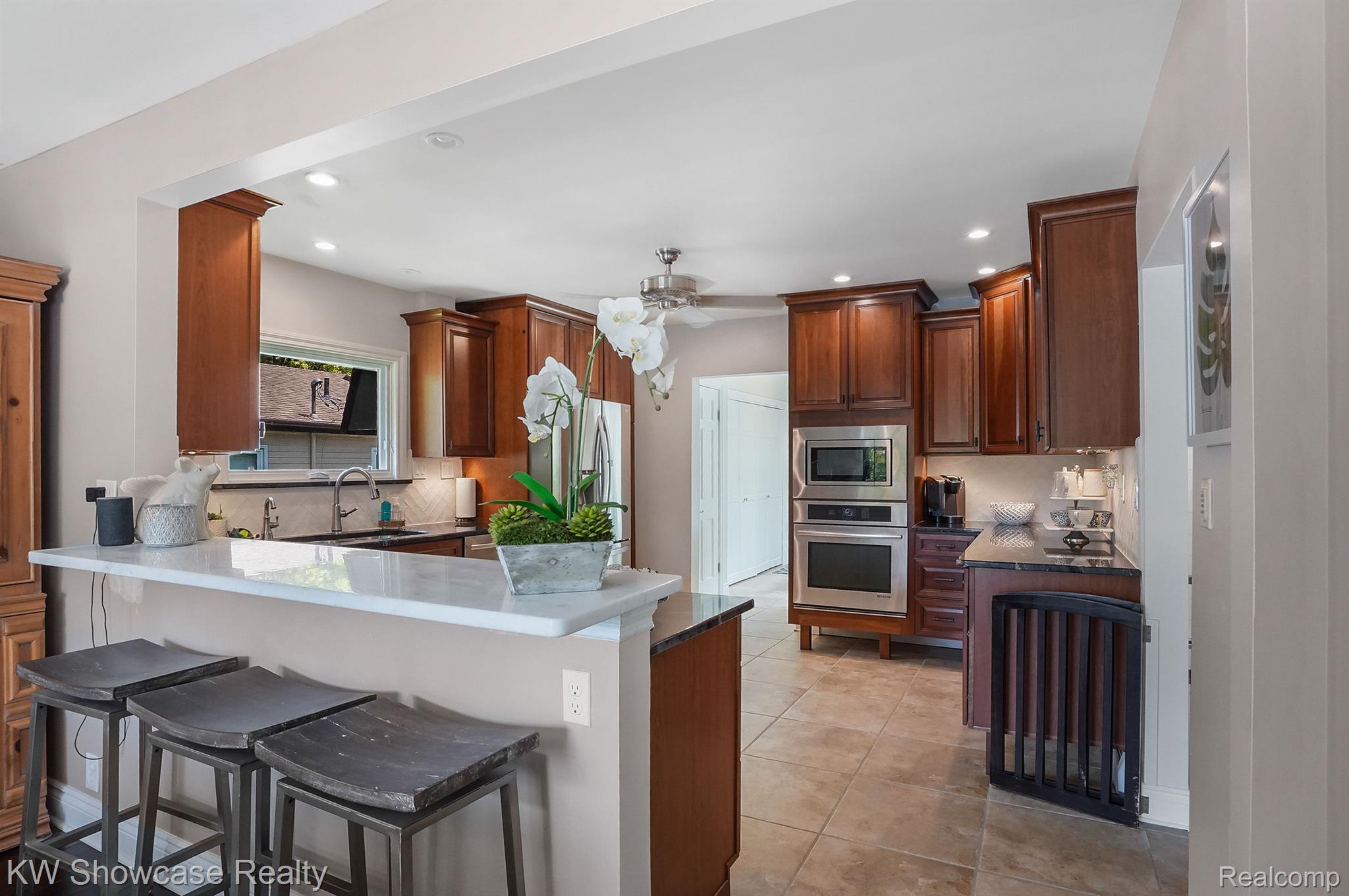 1801 Ridge Road White Lake, MI 48383 - Photo 19 of 53 Kitchen bar