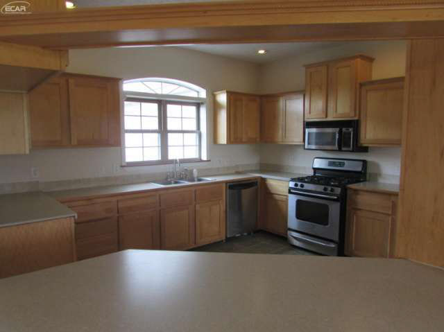 2484 West Ray Road Fenton, MI 48430 - Photo 5 of 17 21193931-4.JPG