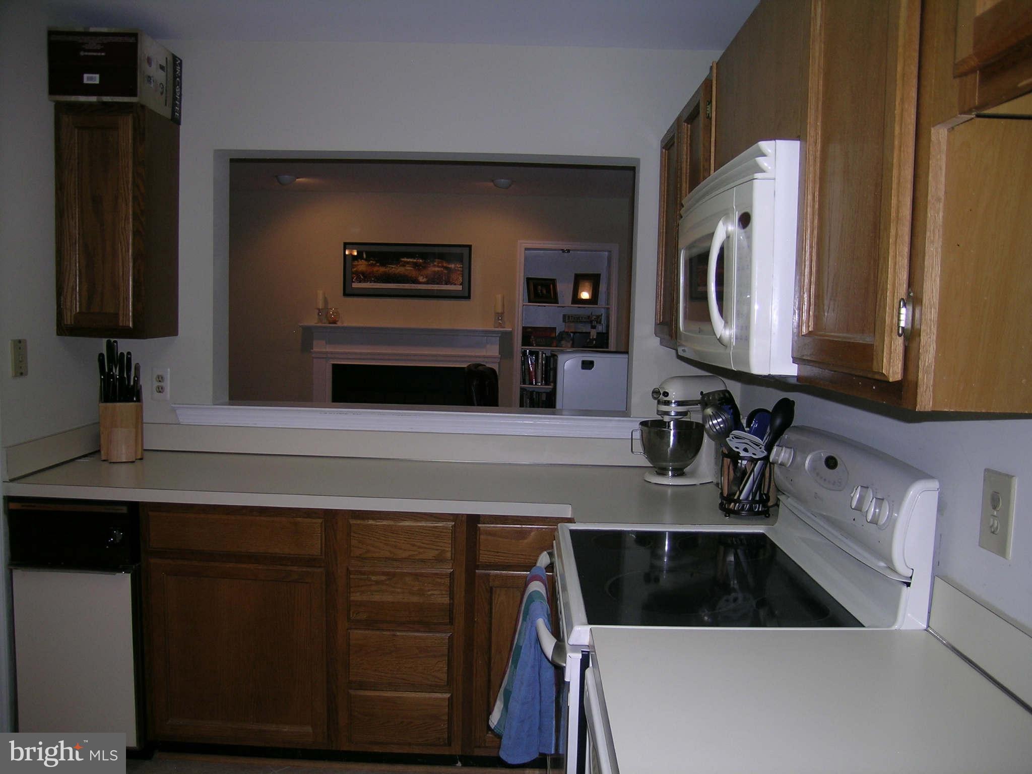 10706 Kings Riding Way, Unit 10118 Rockville, MD 20852 - Photo 8 of 19 Kitchen w/ pass through