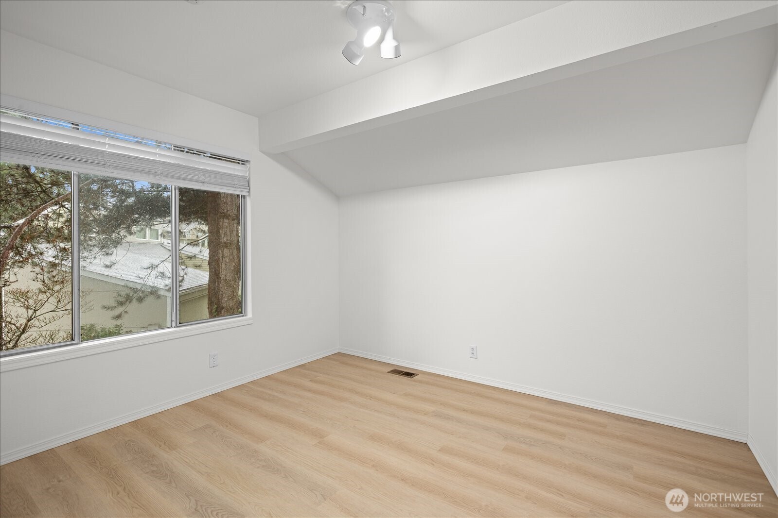 7250 Northeast Old Redmond Road, Unit F124 Redmond, WA 98052 - Photo 20 of 40