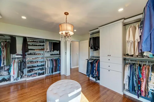 $795,000 | 6 Meadowood Drive, Oak Brook, IL 60523