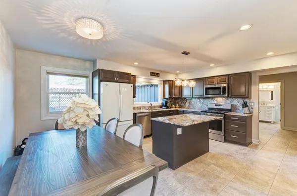 $795,000 | 6 Meadowood Drive, Oak Brook, IL 60523