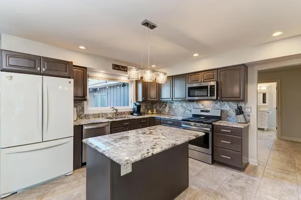 $795,000 | 6 Meadowood Drive, Oak Brook, IL 60523