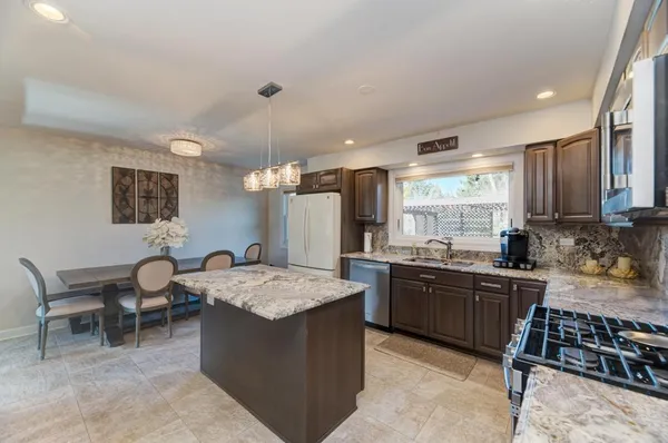 $795,000 | 6 Meadowood Drive, Oak Brook, IL 60523