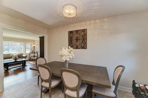 $795,000 | 6 Meadowood Drive, Oak Brook, IL 60523