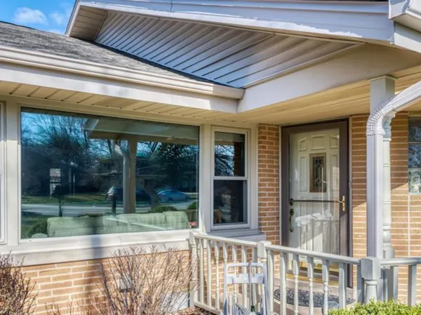 $795,000 | 6 Meadowood Drive, Oak Brook, IL 60523
