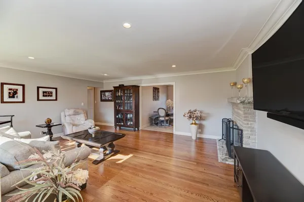 $795,000 | 6 Meadowood Drive, Oak Brook, IL 60523