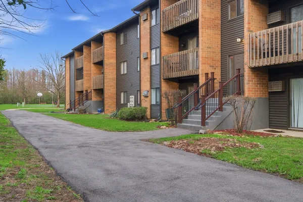 $1,550 | 621 South Virginia Road, Unit 107, Crystal Lake, IL 60014
