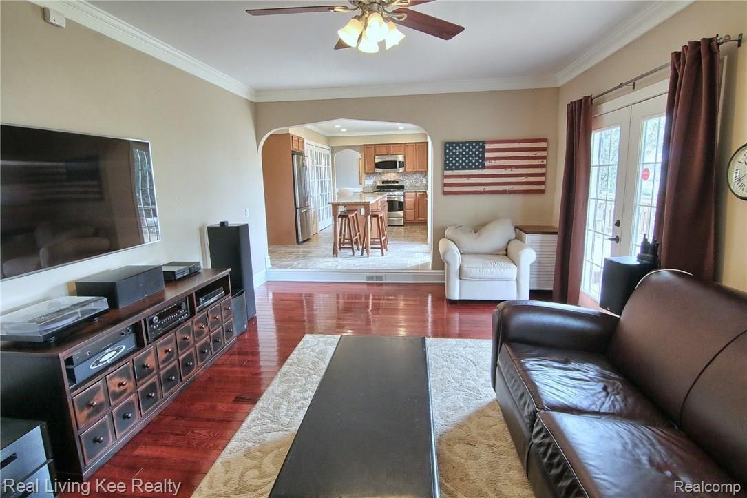 1685 Ridgecrest Rochester, MI 48306 - Photo 13 of 32 Family_Room_2nd_View.jpg