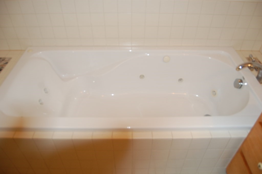 215 Crouch Road Warren, MA 01092 - Photo 18 of 33 a bathroom with a bathtub