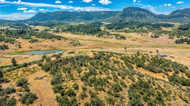 a view of a yard of a building