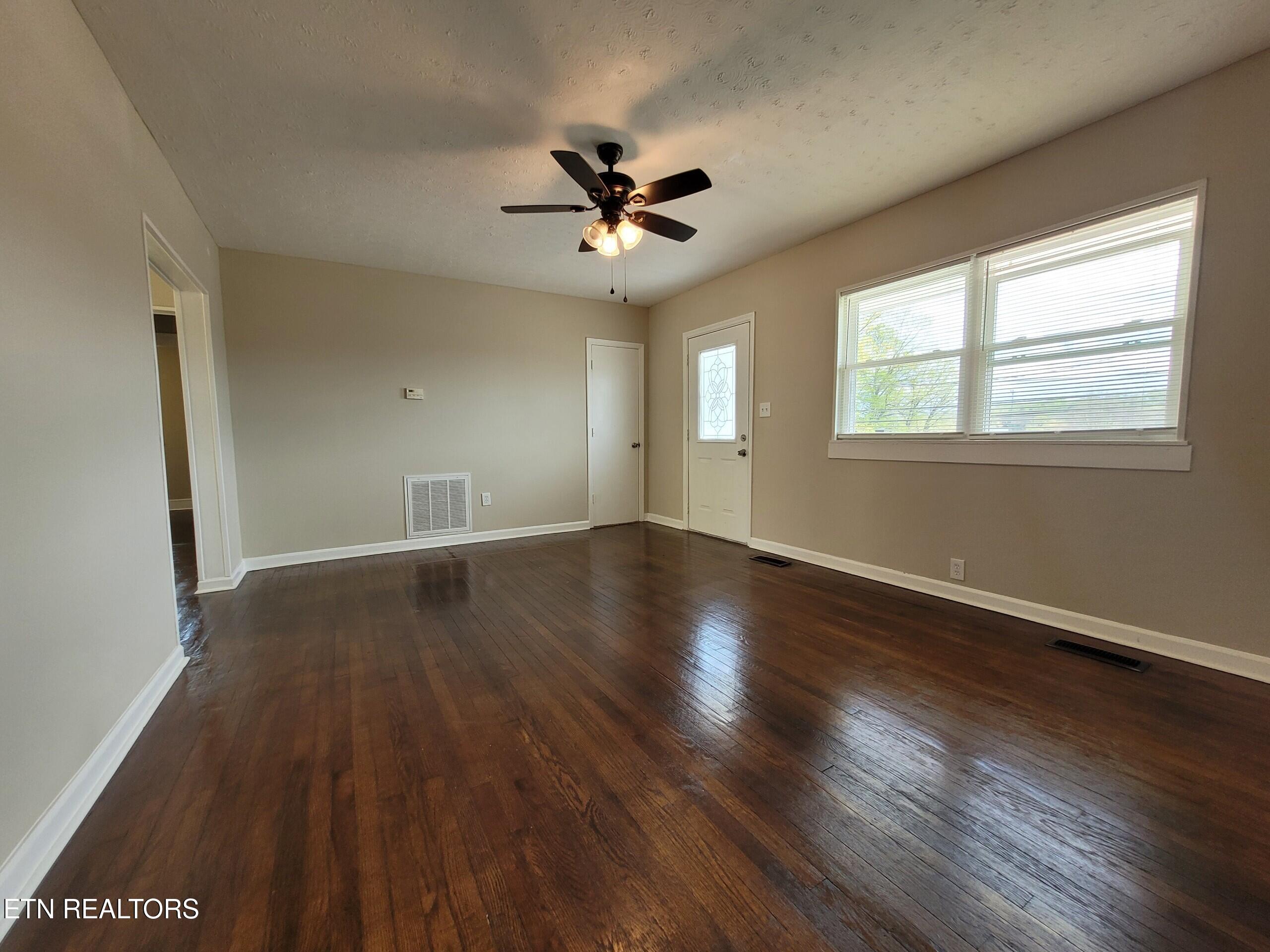 1319 Spring Hill Road Knoxville, TN 37914 - Photo 3 of 15 1000037122