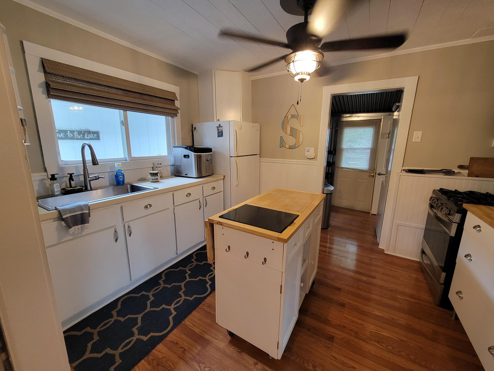 1610 Jackson Park Drive Delavan, WI 53115 - Photo 13 of 32 Kitchen