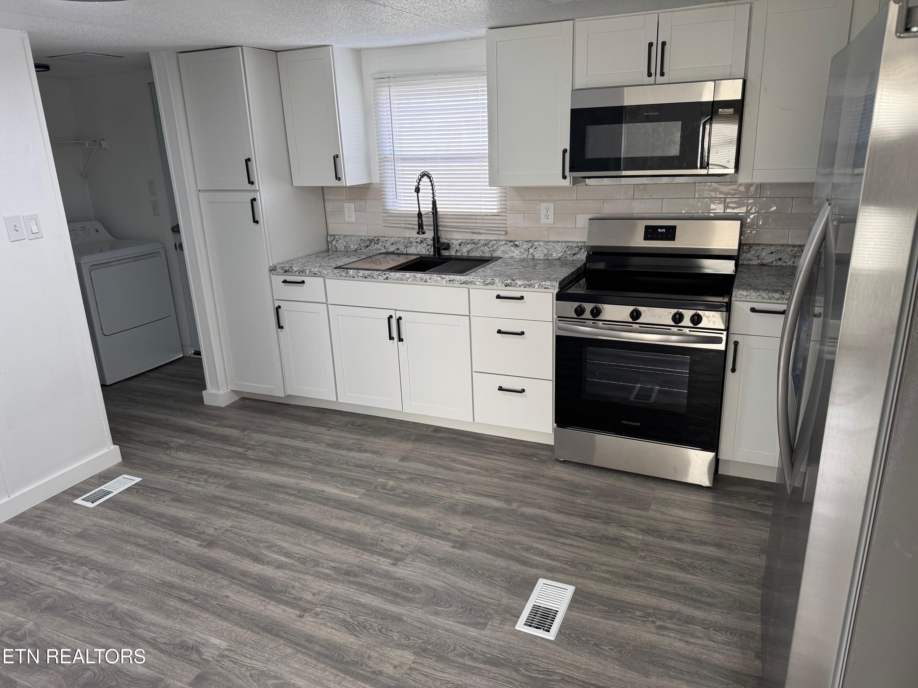 205 Royal Street Clinton, TN 37716 - Photo 7 of 12 7