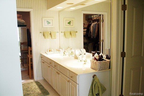 844 Garnet Court, Unit 39 Rochester, MI 48306 - Photo 17 of 25 Large master bath