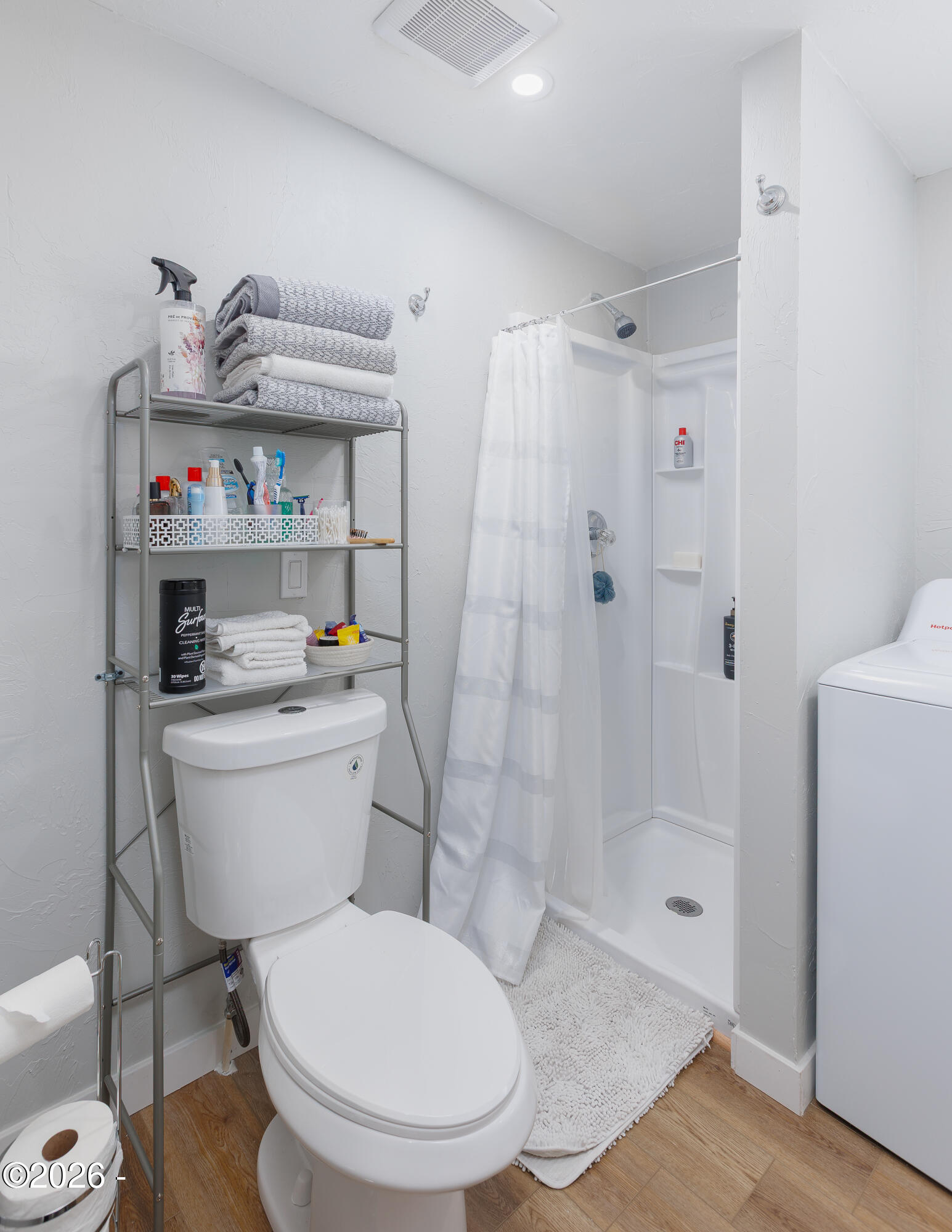 724 Southwest Ferry Avenue Siletz, OR 97380 - Photo 11 of 23 Bathroom