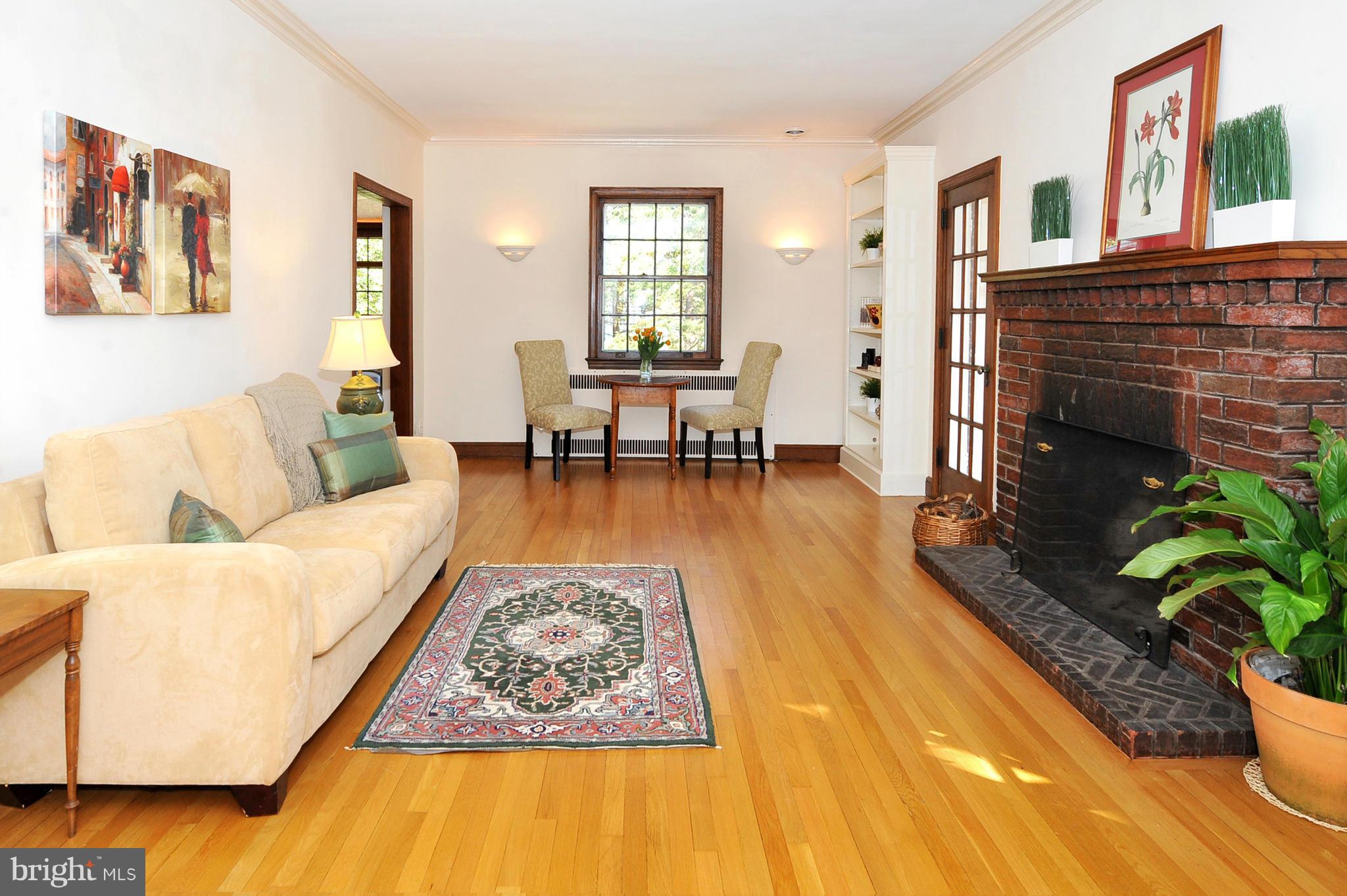 9401 Saybrook Avenue Silver Spring, MD 20901 - Photo 3 of 30 Gracious Large Living Room