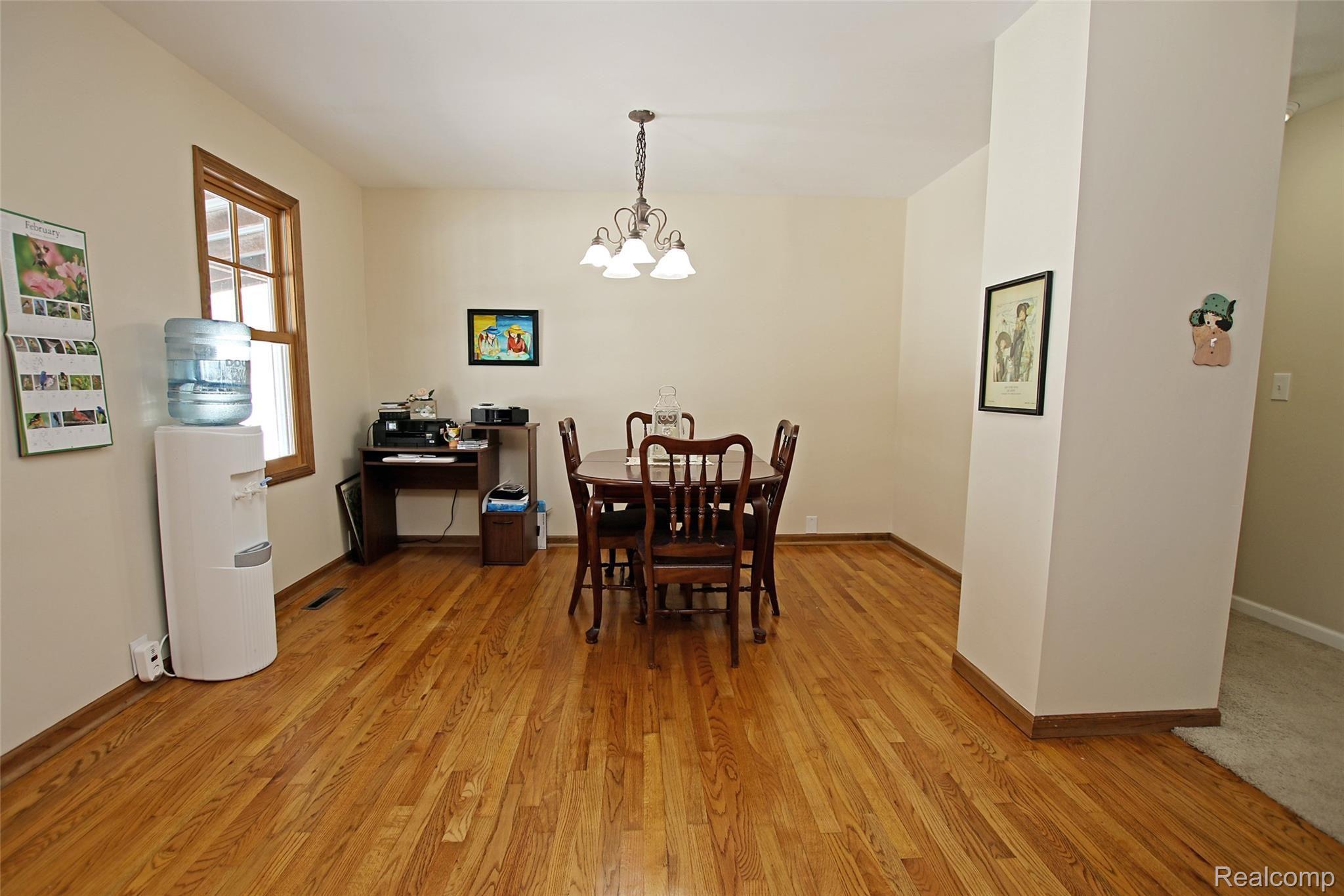 11348 Fenton Road Fenton, MI 48430 - Photo 10 of 47 10) Dining Room.jpg