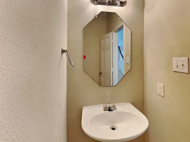 $2,375 | 4919 Chase Wick Drive, Bacliff, TX 77518