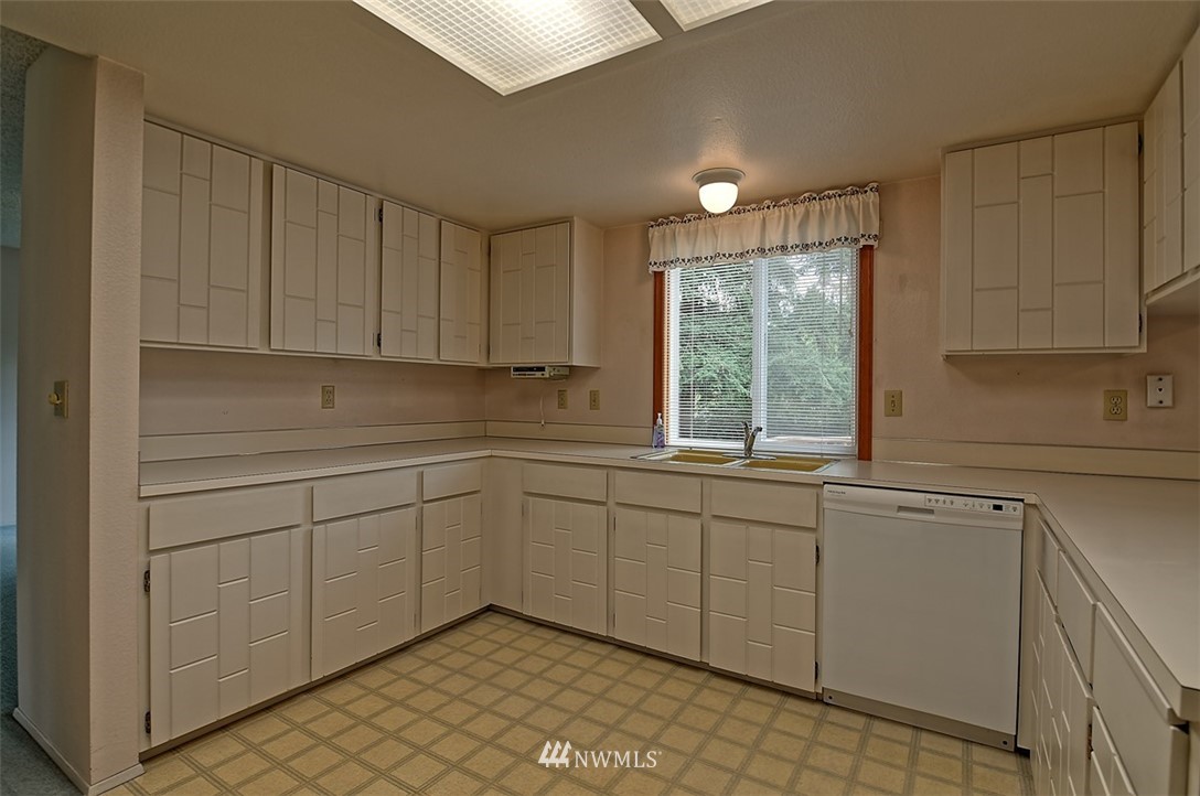 10460 Northeast 201st Street Bothell, WA 98011 - Photo 5 of 25 Gallery Image 5