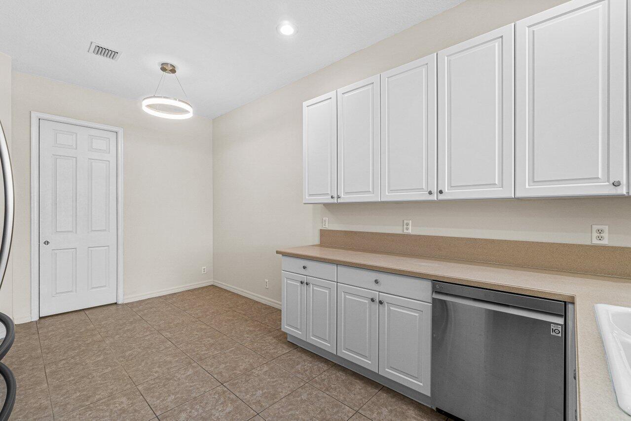 57 Lancaster Road Boynton Beach, FL 33426 - Photo 11 of 32 011-57LancasterRoad-BoyntonBeach-FL-3342